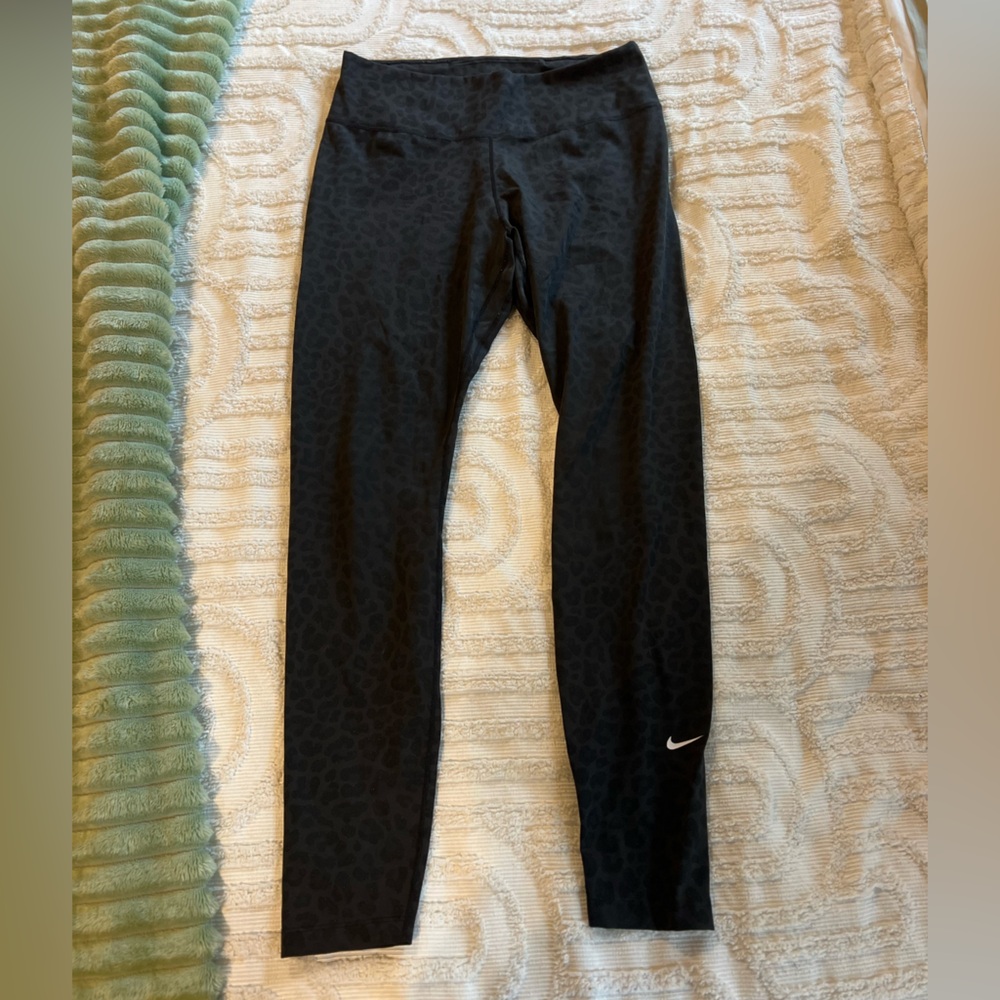 Nike Dri-FIT One Women’s Mid-Rise Printed Leggings - Picture 3 of 6